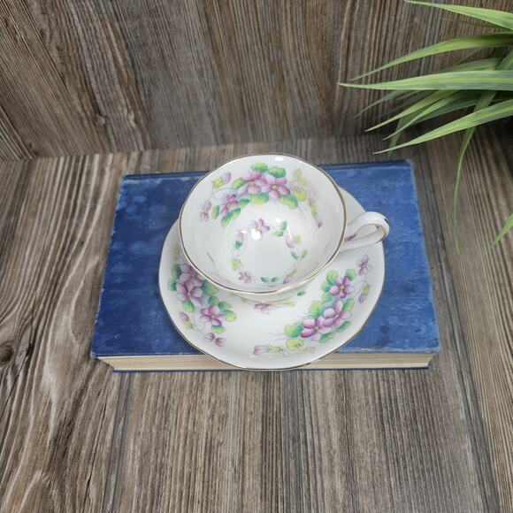Vintage Sweet Violet Teacup, Royal Albert Bone China England - Picture 2 of 6